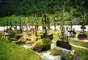 教会裏の墓地